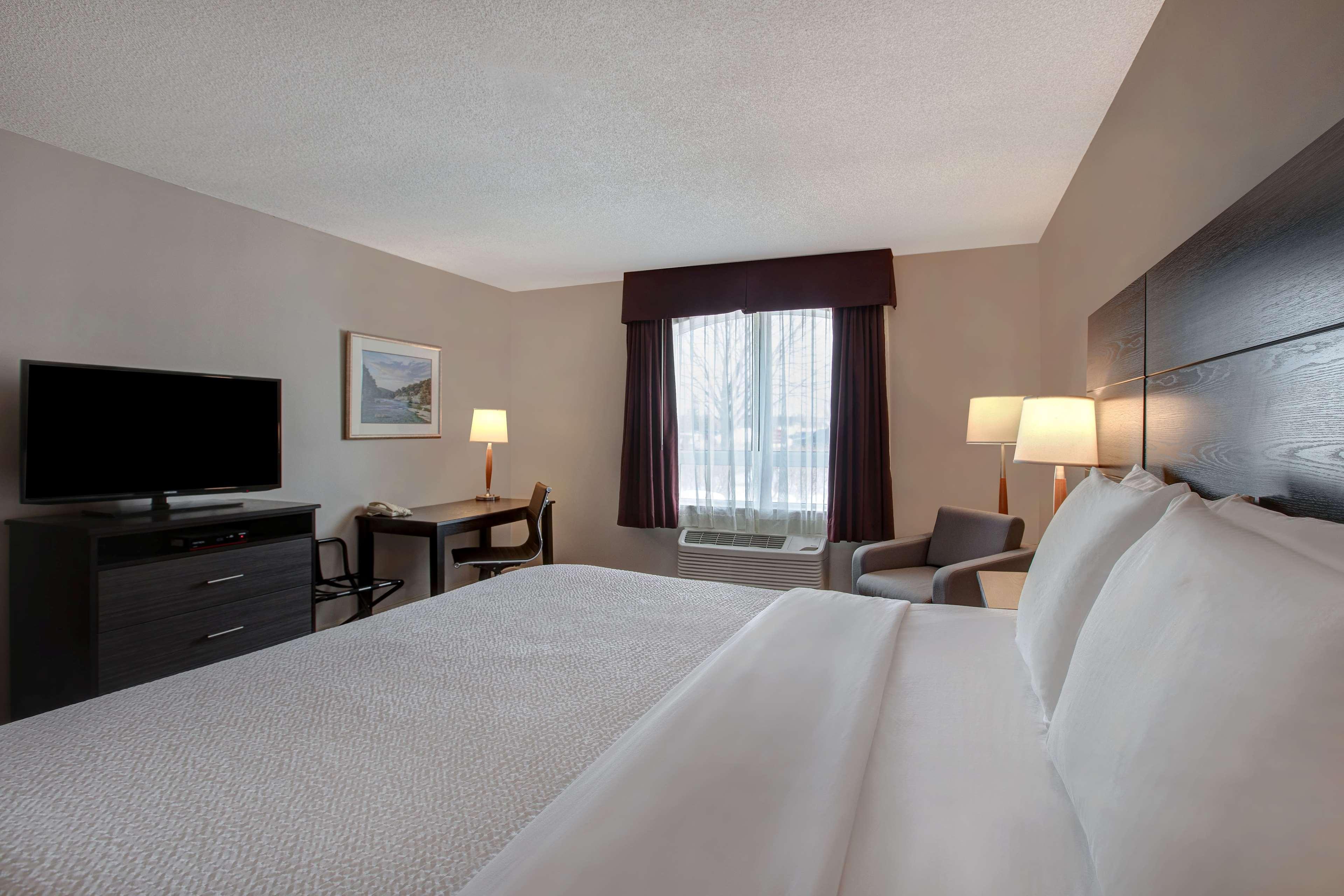 Days Inn & Suites By Wyndham Колингууд Екстериор снимка