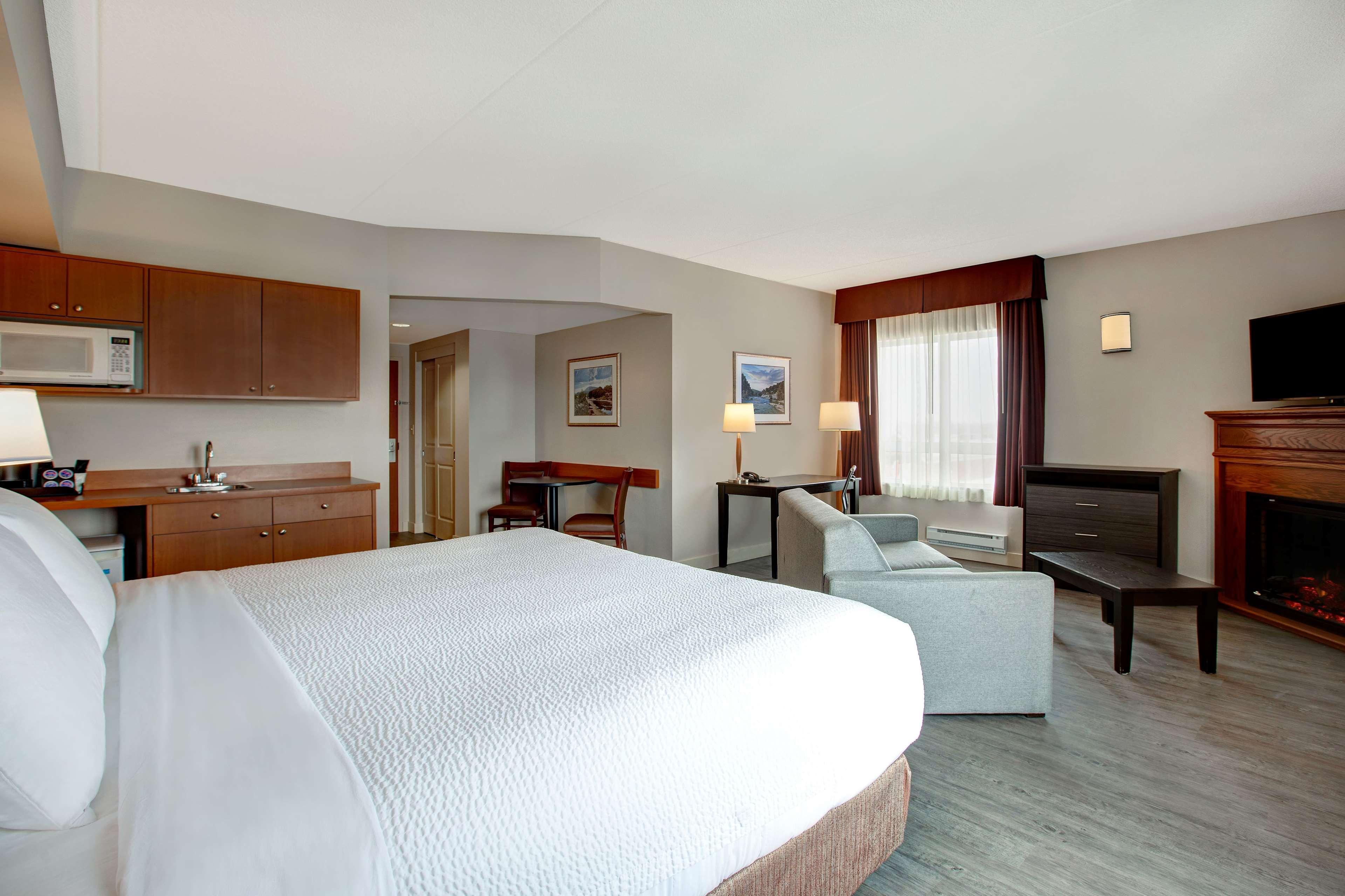 Days Inn & Suites By Wyndham Колингууд Екстериор снимка