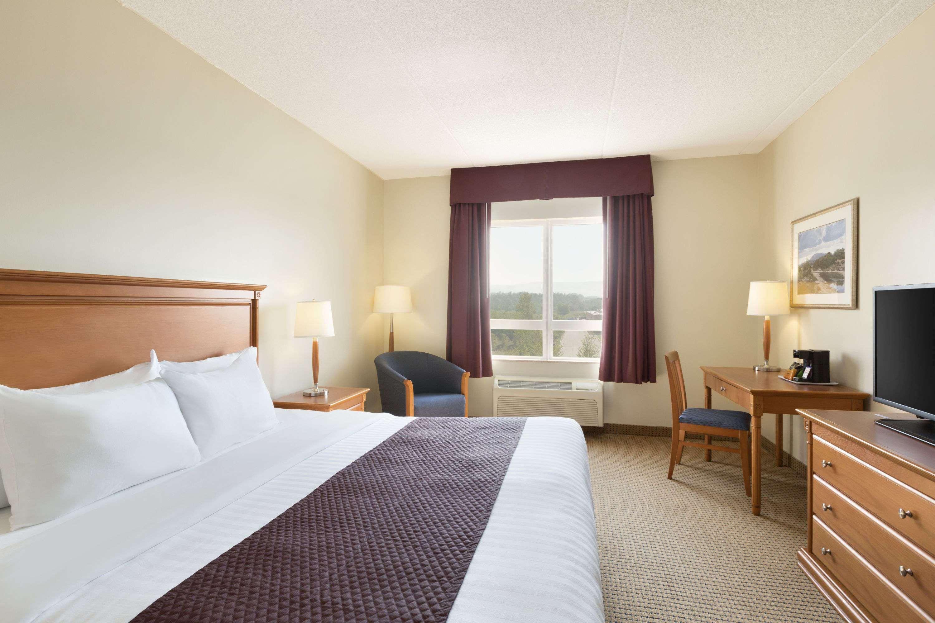 Days Inn & Suites By Wyndham Колингууд Екстериор снимка