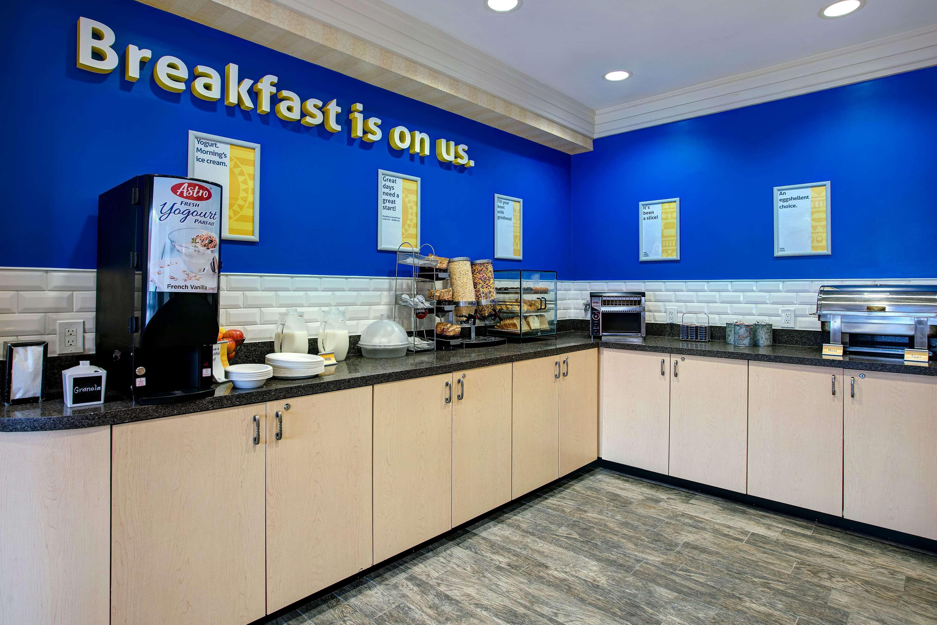 Days Inn & Suites By Wyndham Колингууд Екстериор снимка