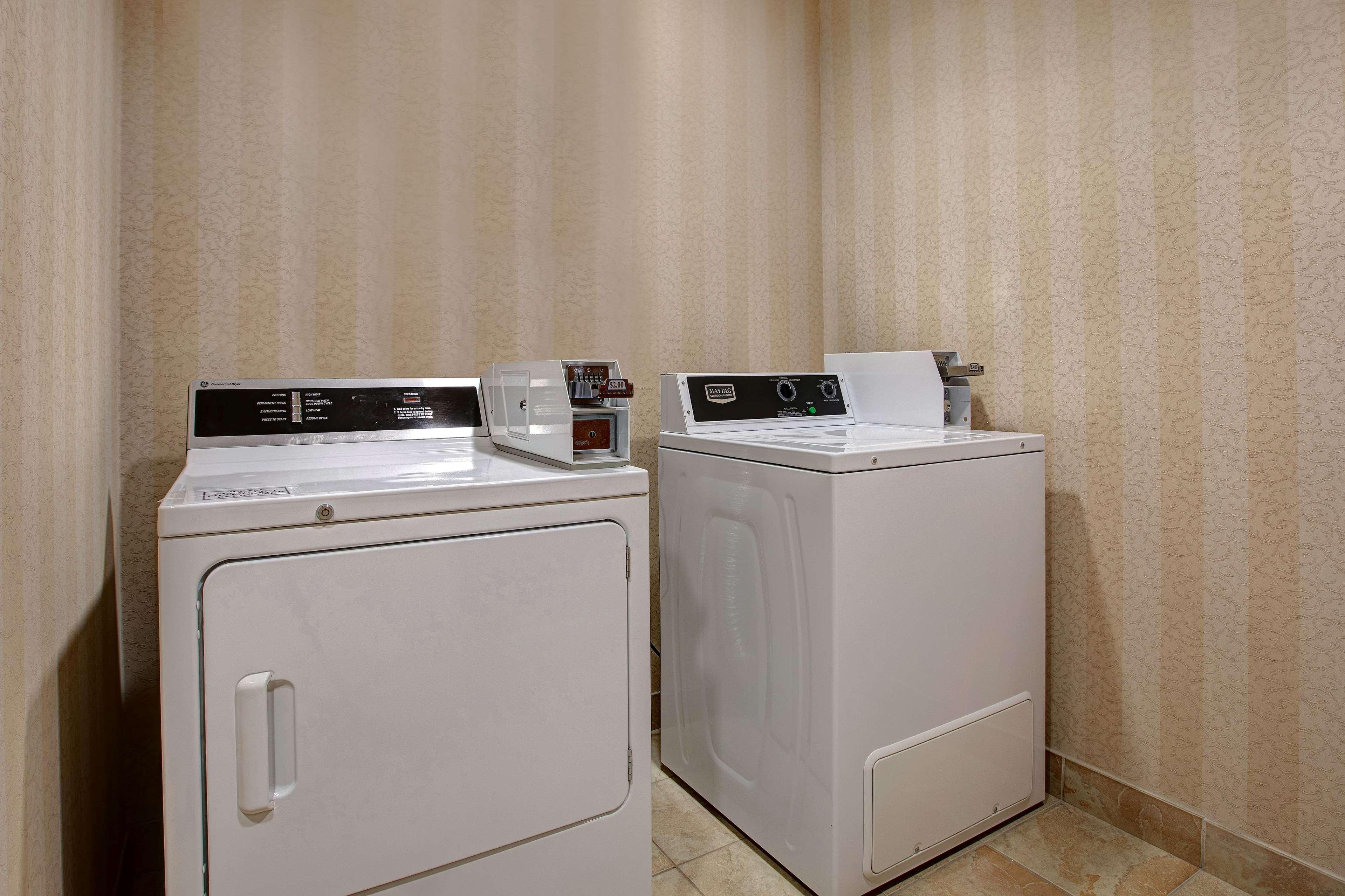 Days Inn & Suites By Wyndham Колингууд Екстериор снимка