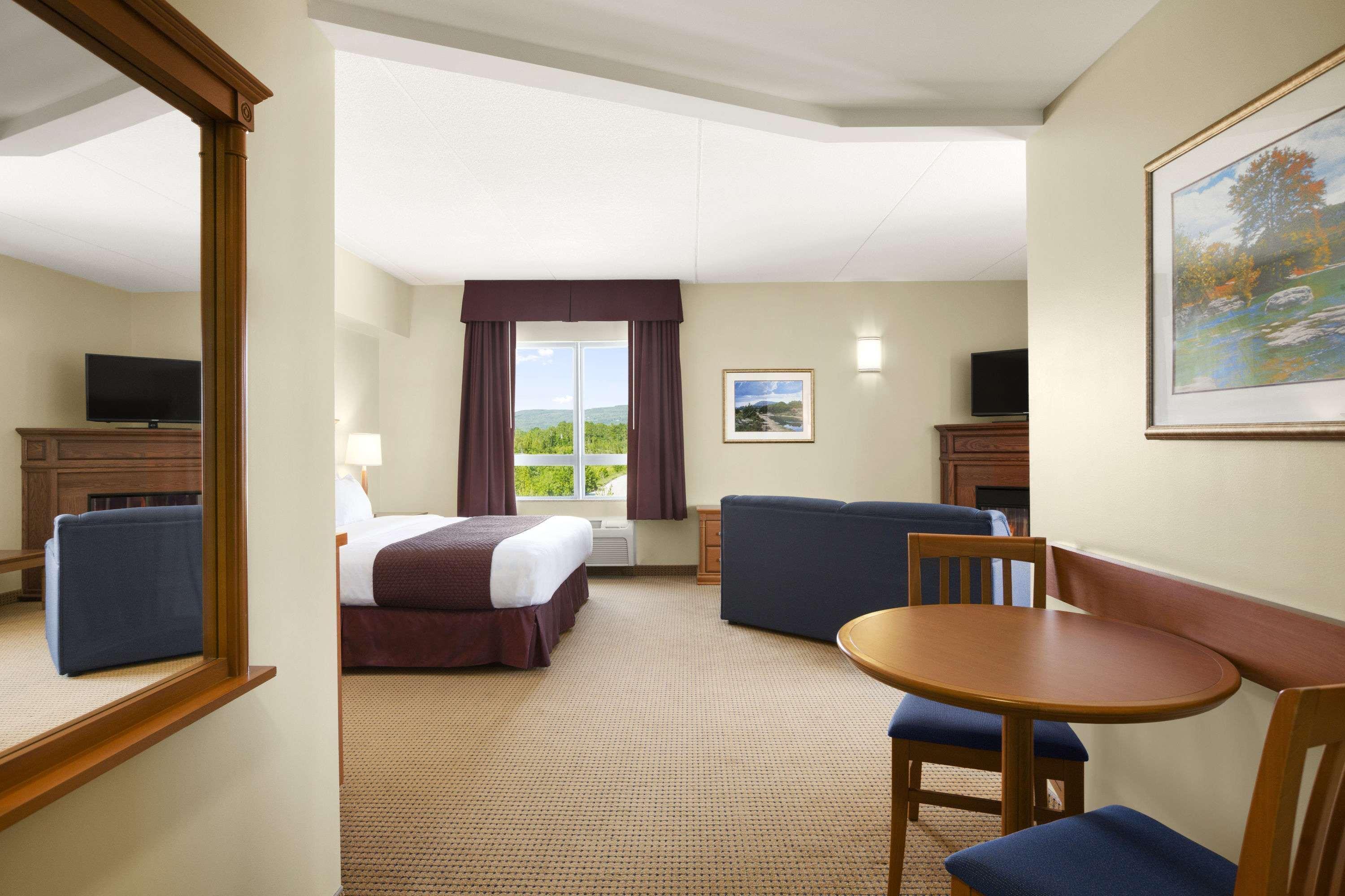 Days Inn & Suites By Wyndham Колингууд Екстериор снимка