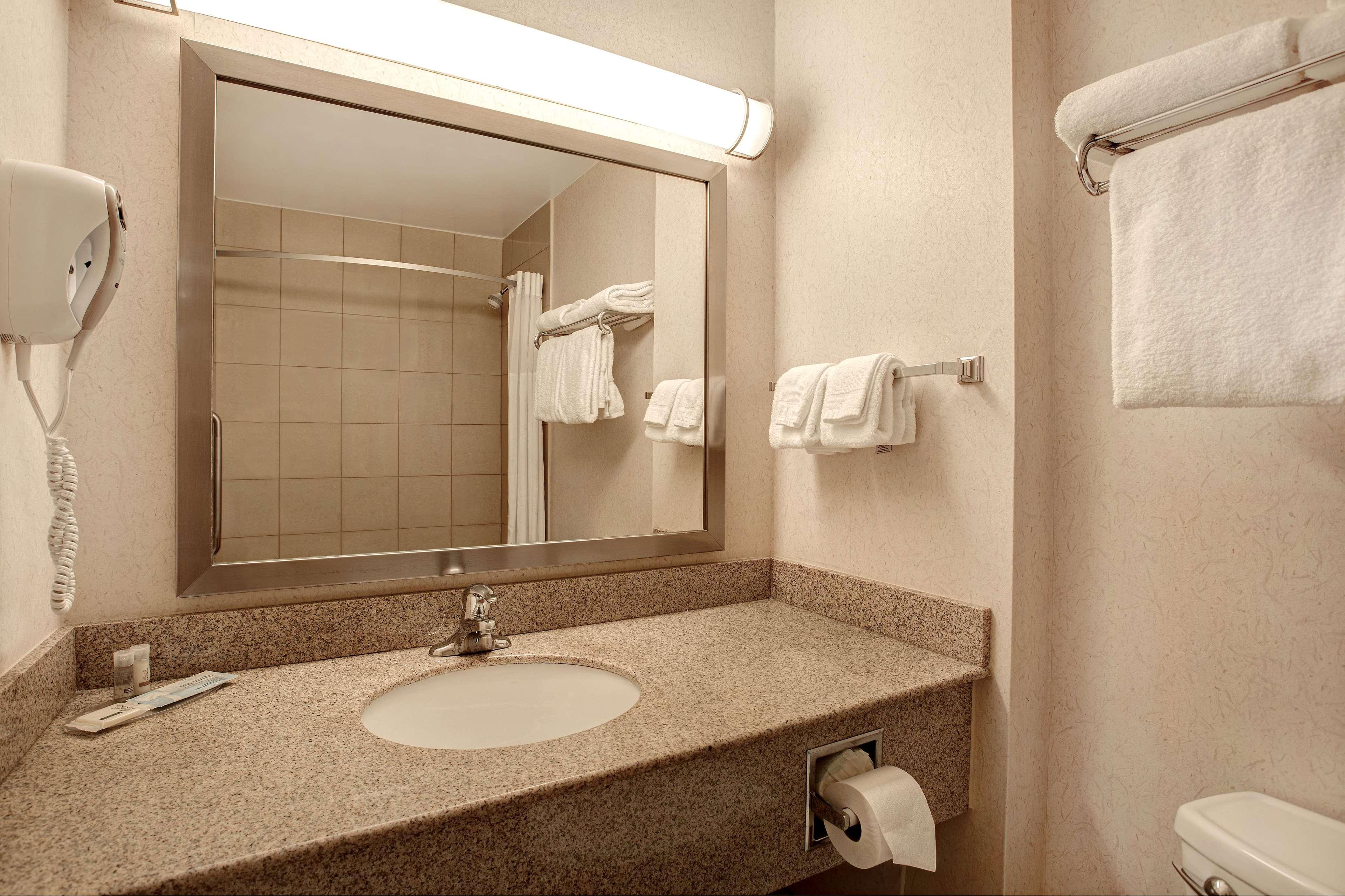 Days Inn & Suites By Wyndham Колингууд Екстериор снимка
