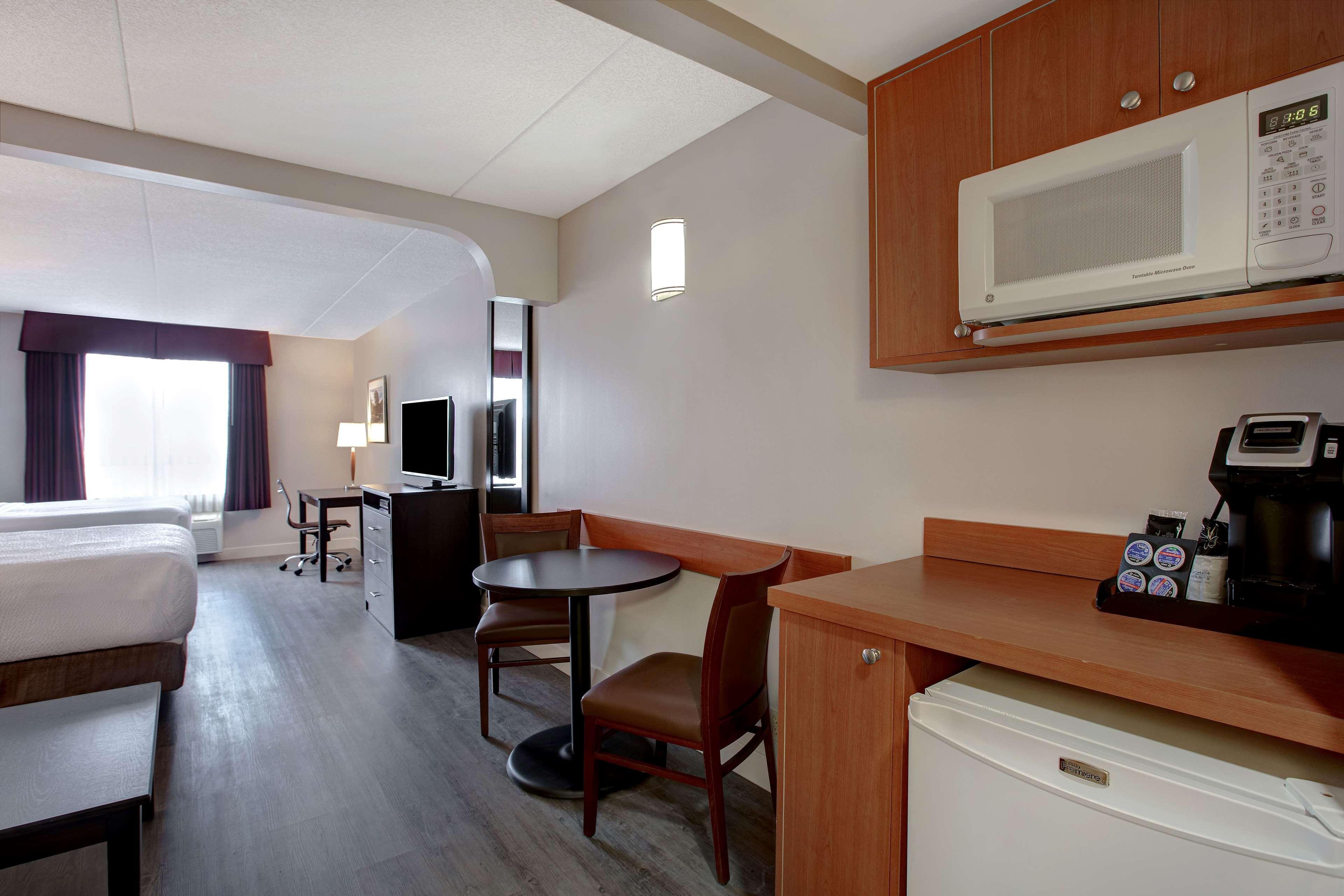 Days Inn & Suites By Wyndham Колингууд Екстериор снимка