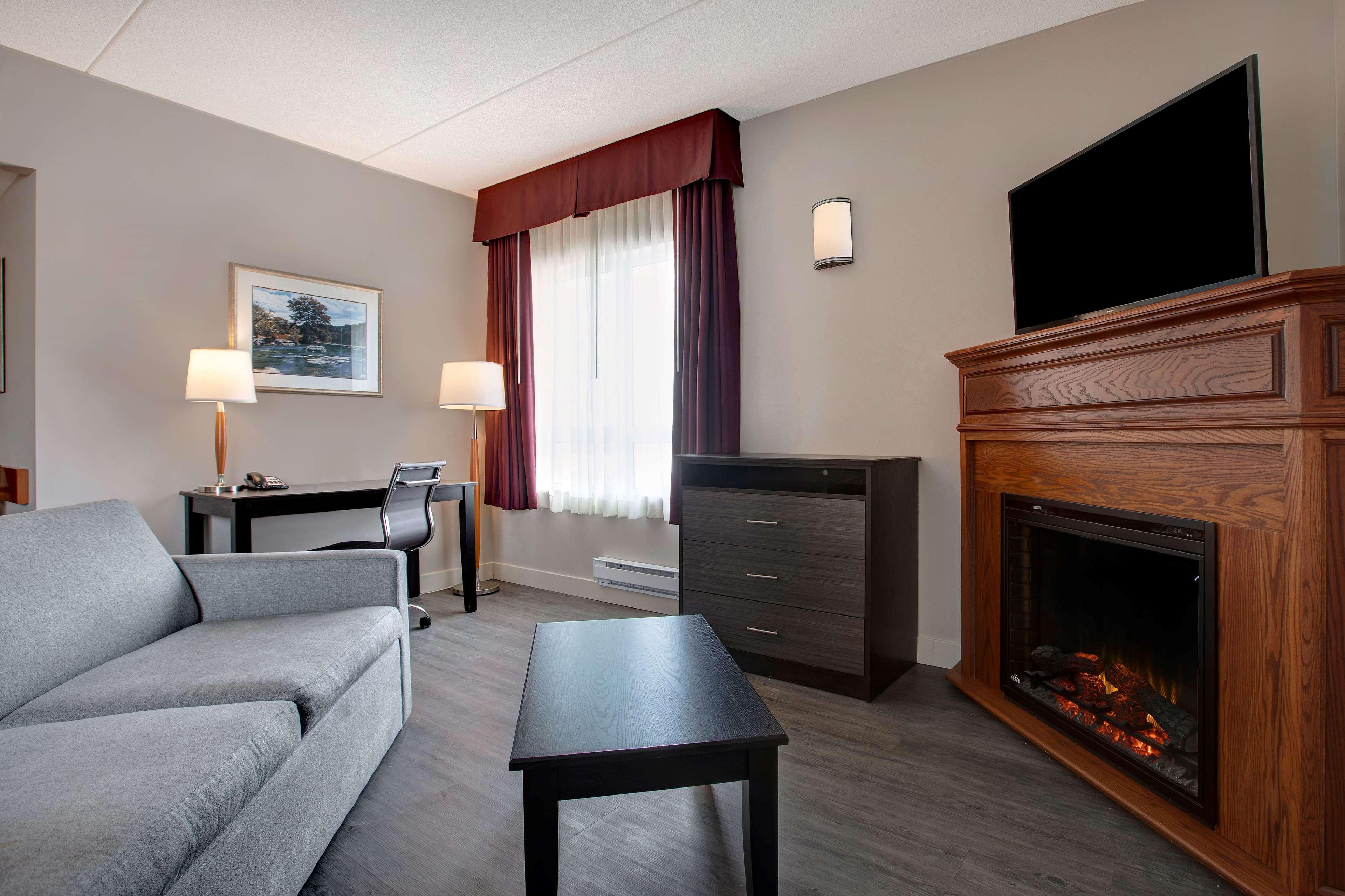 Days Inn & Suites By Wyndham Колингууд Екстериор снимка