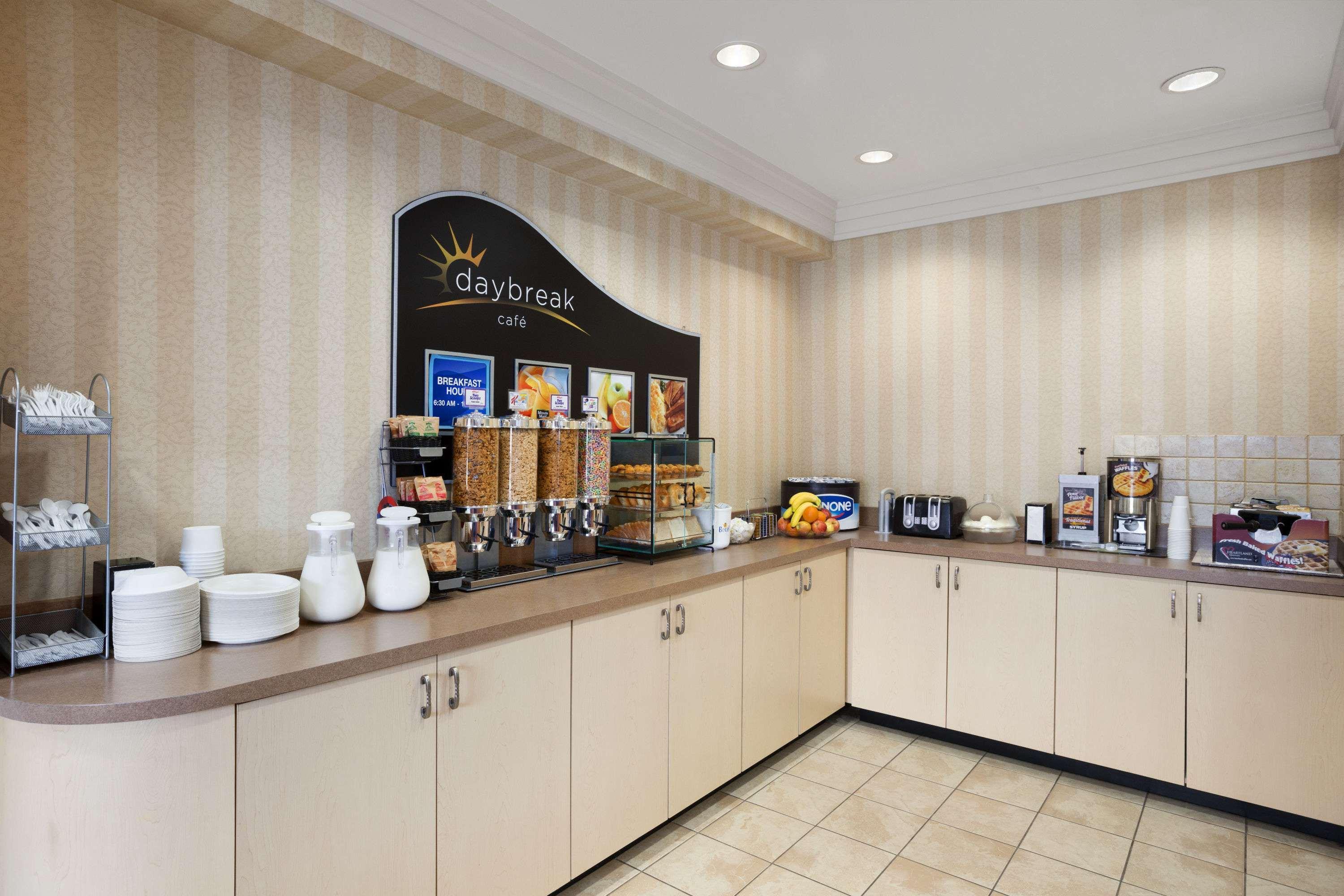 Days Inn & Suites By Wyndham Колингууд Екстериор снимка