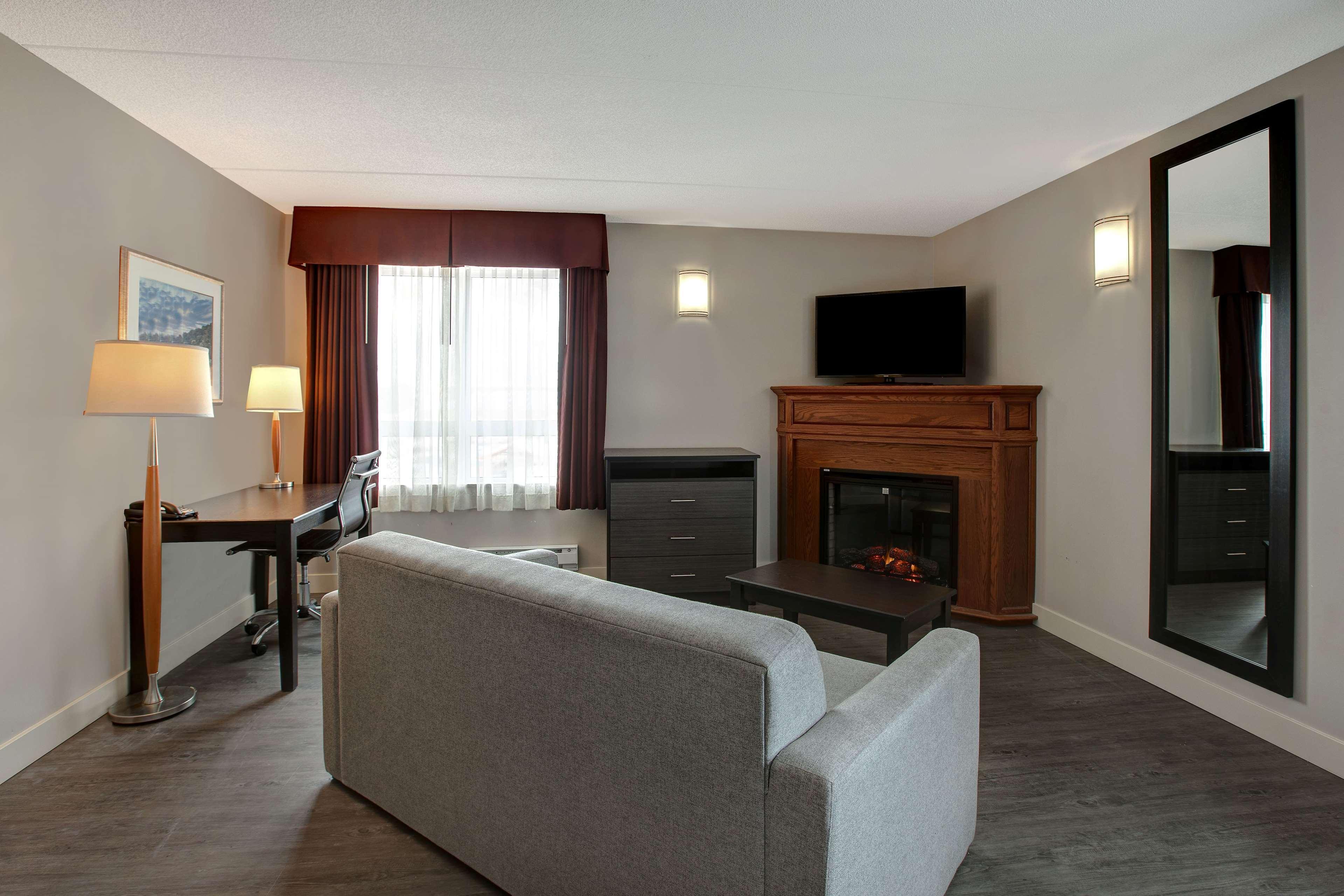 Days Inn & Suites By Wyndham Колингууд Екстериор снимка