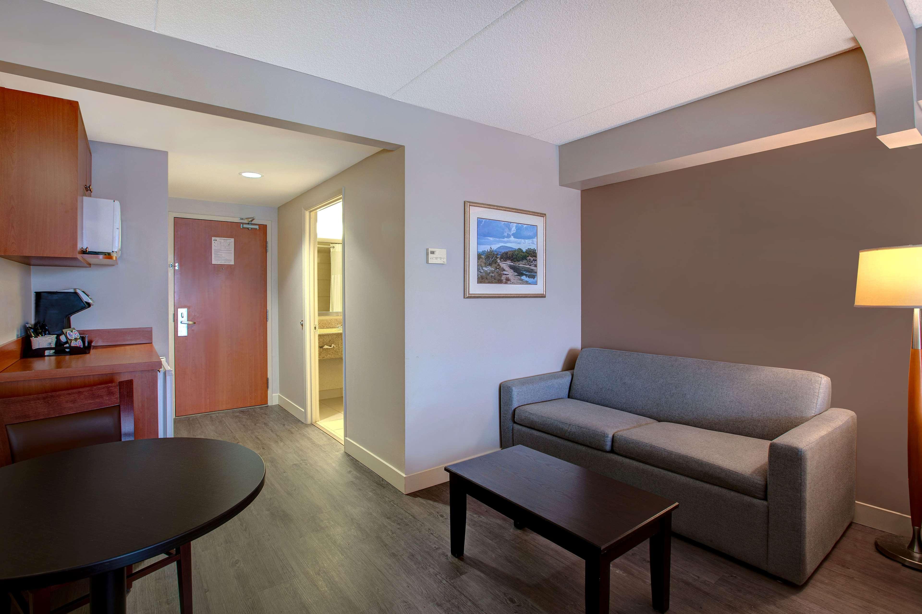 Days Inn & Suites By Wyndham Колингууд Екстериор снимка