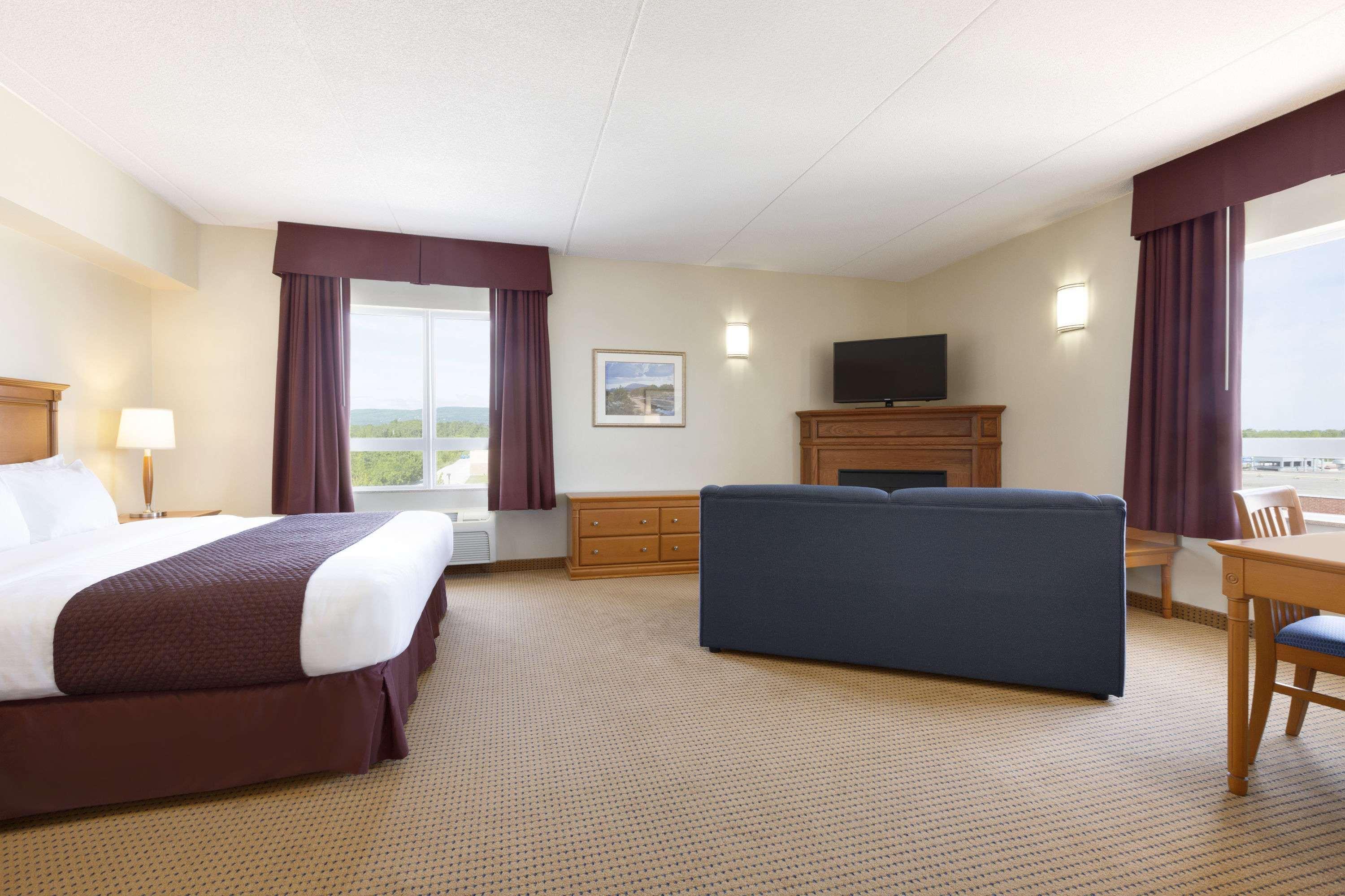 Days Inn & Suites By Wyndham Колингууд Екстериор снимка