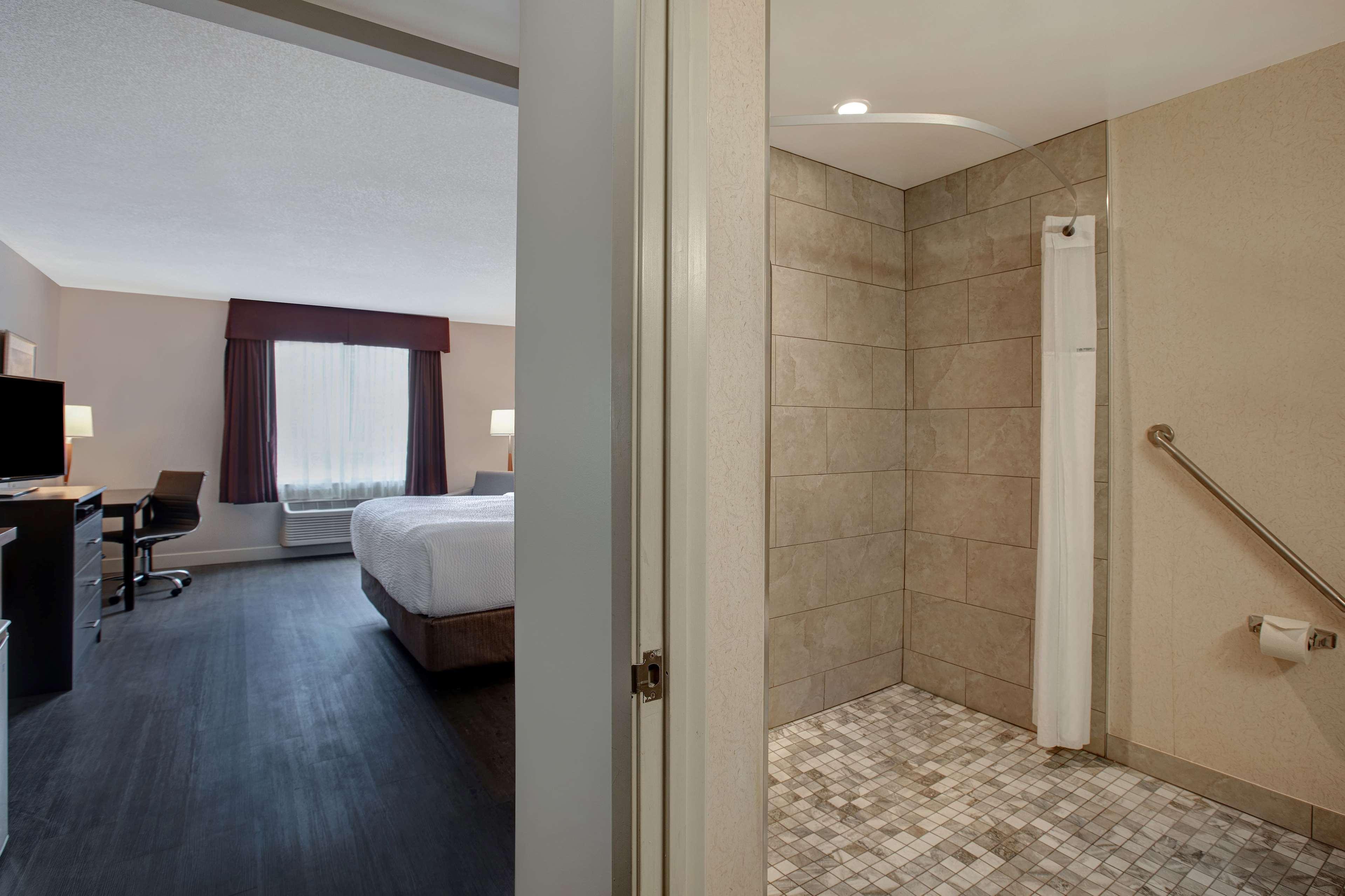 Days Inn & Suites By Wyndham Колингууд Екстериор снимка