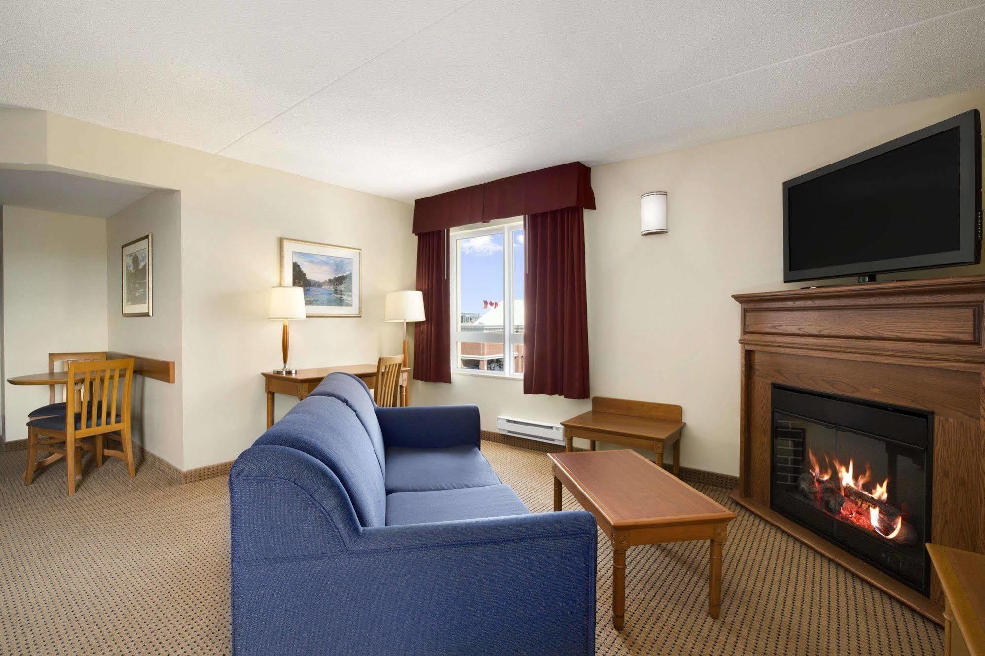 Days Inn & Suites By Wyndham Колингууд Екстериор снимка
