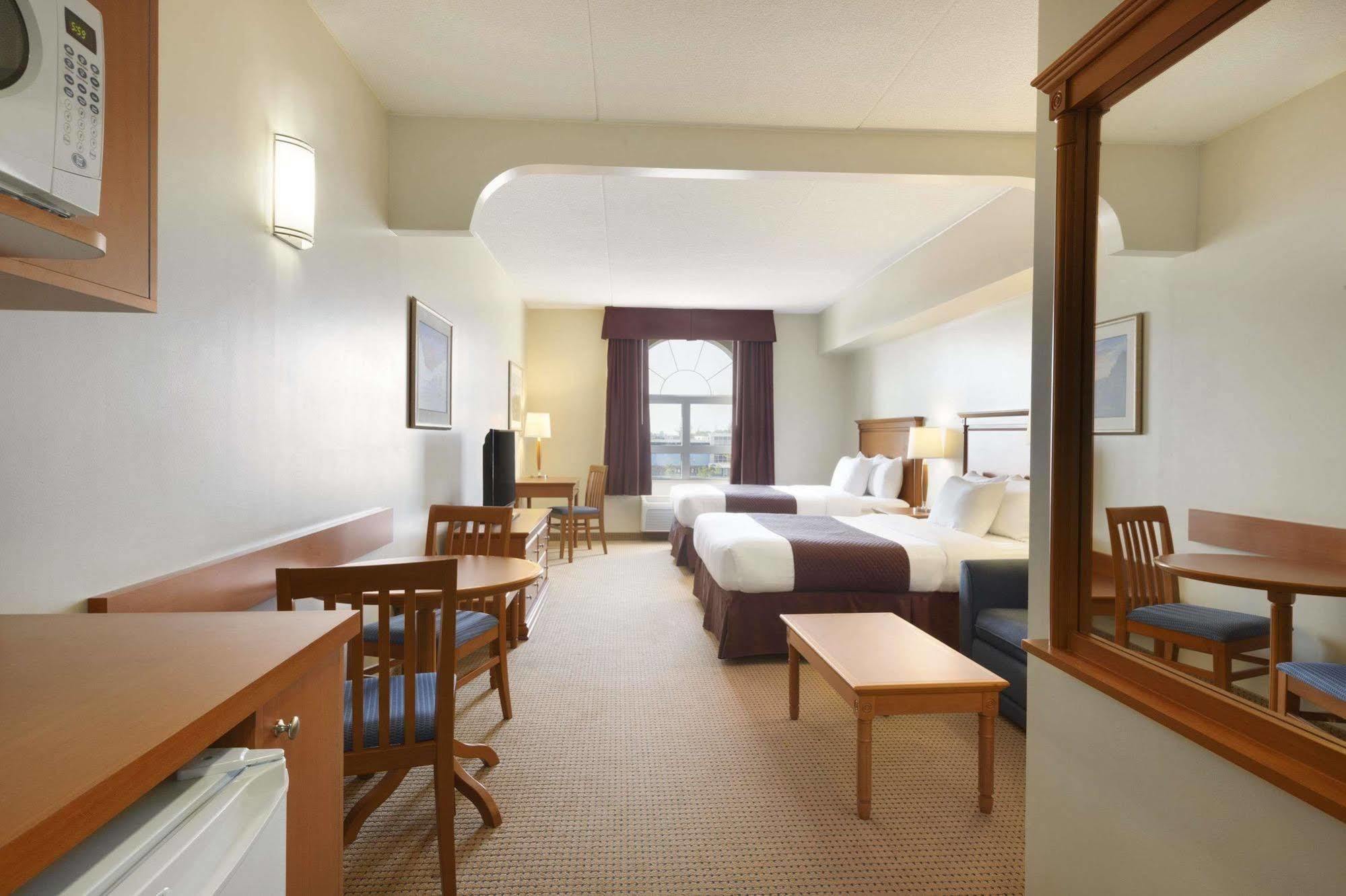 Days Inn & Suites By Wyndham Колингууд Екстериор снимка